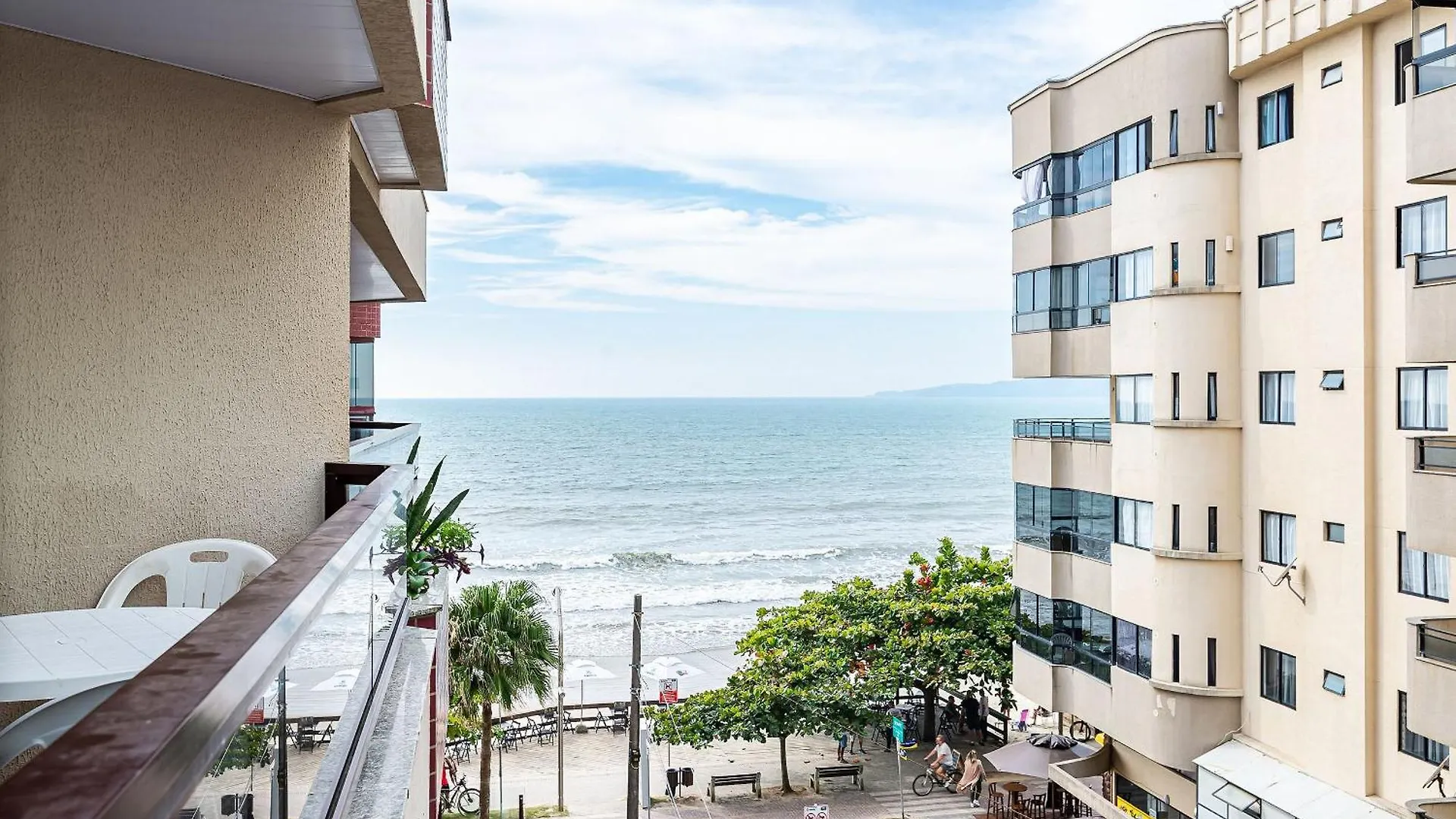 Apartamento Apto pé na areia vista mar em Meia Praia EVB308 Itapema Brasil