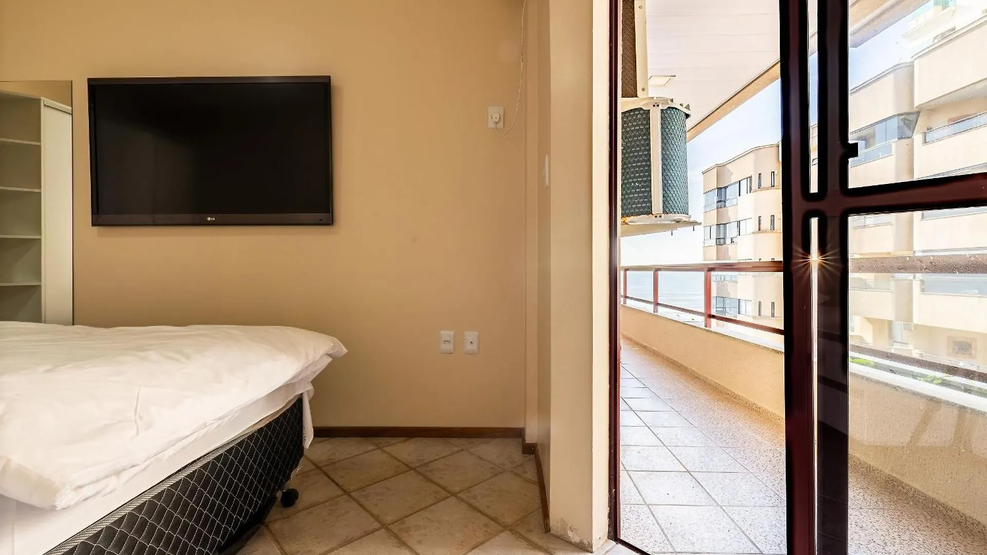 Apartamento Apto pé na areia vista mar em Meia Praia EVB308 Itapema