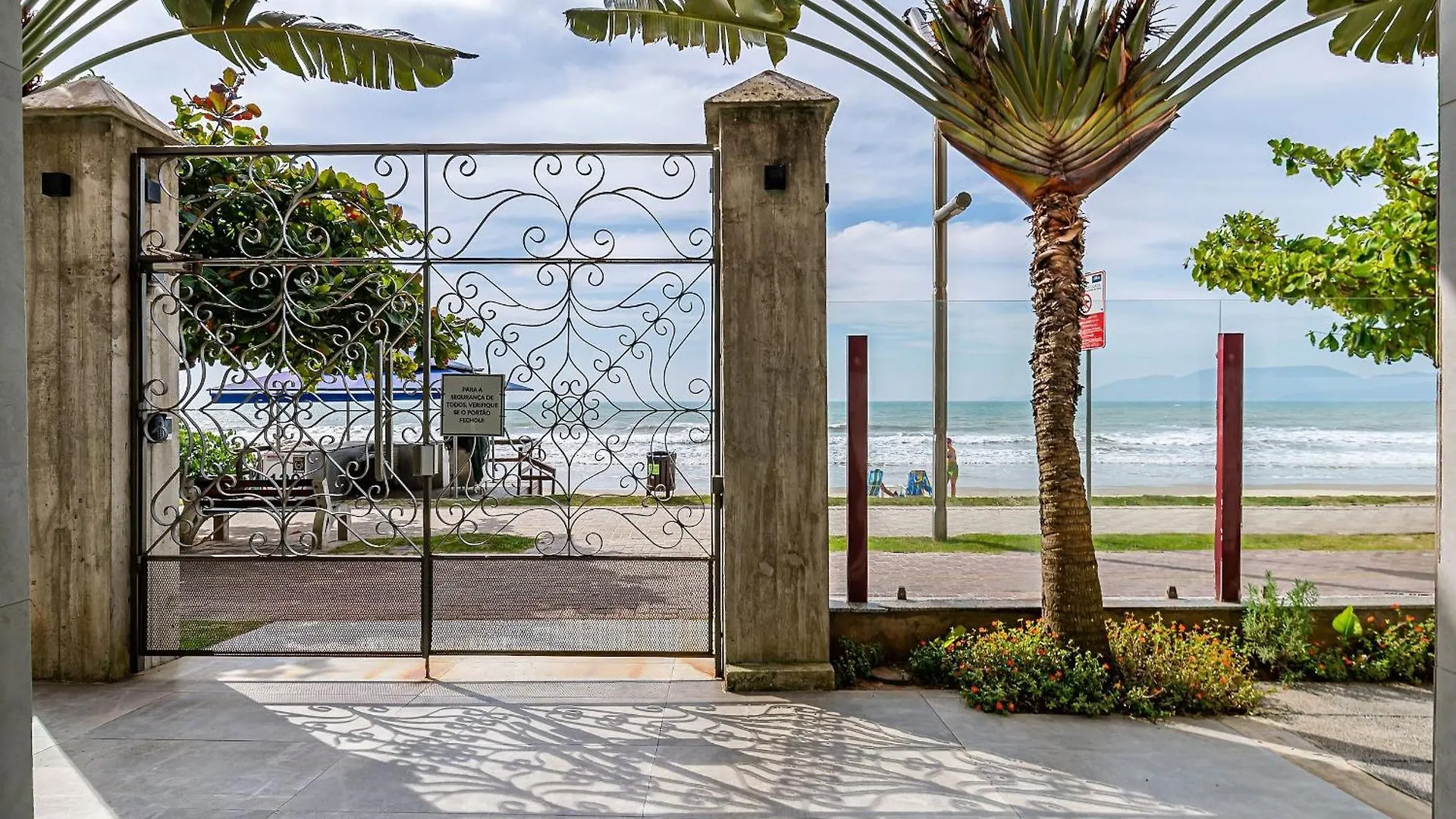 Apartamento Apto pé na areia vista mar em Meia Praia EVB308 Itapema